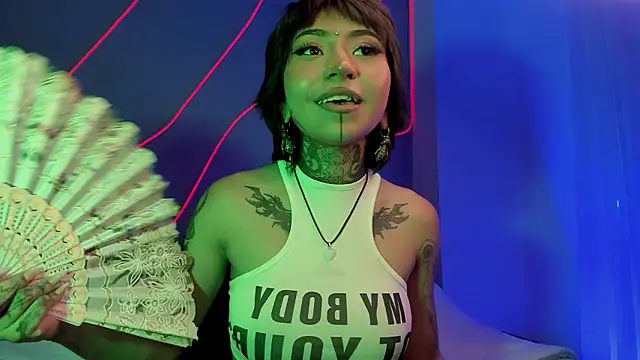 Snapshot of Evangeline_bell chatting on 12/06/24, 06:17 Evangeline bell online show from 12/06/24, 06:17