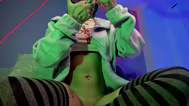 Snapshot of Evangeline_bell chatting on 12/18/24, 12:07 Evangeline bell online show from 12/18/24, 12:07