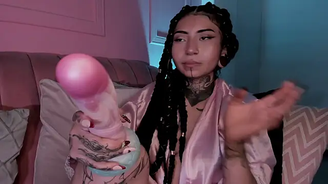 Snapshot of Evangeline_bell chatting on 02/28/25, 06:31 Evangeline bell online show from 02/28/25, 06:31