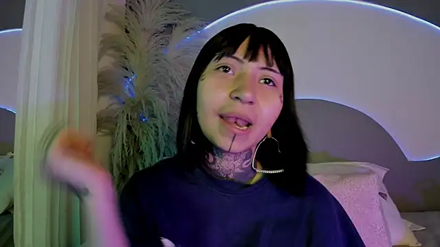 Snapshot of Evangeline_bell chatting on 10/10/25, 12:04 Evangeline bell online show from 10/10/25, 12:04