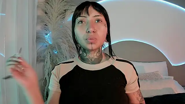 Snapshot of Evangeline_bell chatting on 10/28/25, 12:30 Evangeline bell online show from 10/28/25, 12:30