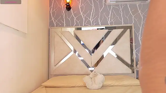 vanessa guzman2 online show from 12/18/25, 12:33