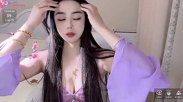 Snapshot of Caitlyn__ chatting on 02/05/25, 12:17 Caitlyn online show from 02/05/25, 12:17