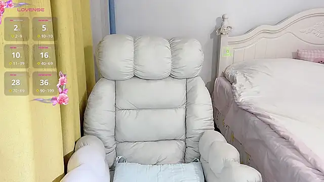 Snapshot of Caitlyn__ chatting on 10/22/25, 11:32 Caitlyn online show from 10/22/25, 11:32