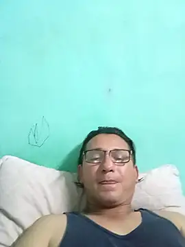 Snapshot of Andresguz35 chatting on 06/14/26, 04:14 Andresguz35 online show from 06/14/26, 04:14