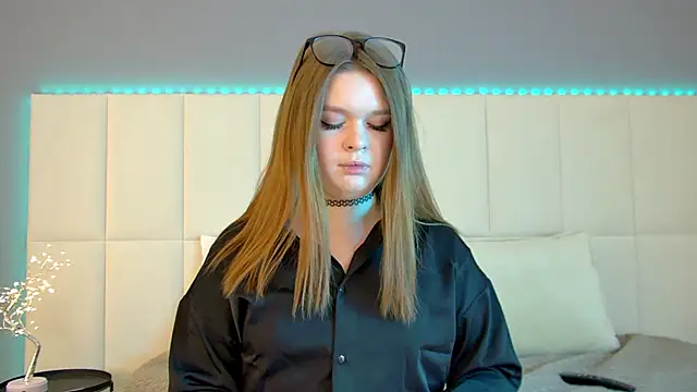 CrystalLyons online show from 03/04/25, 06:58