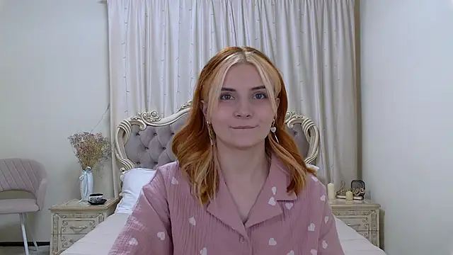 Snapshot of KellyStone chatting on 02/05/25, 12:10 KellyStone online show from 02/05/25, 12:10