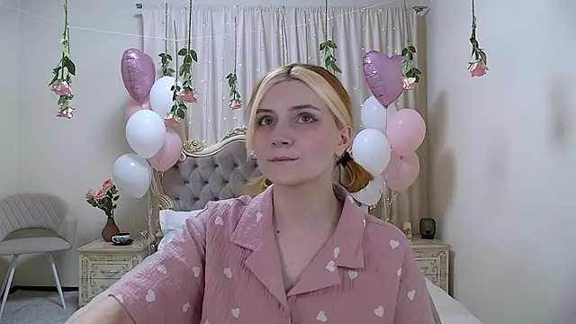 Snapshot of KellyStone chatting on 02/18/25, 05:31 KellyStone online show from 02/18/25, 05:31