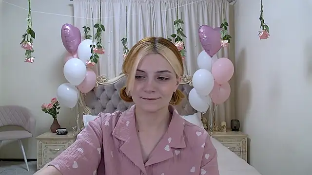 Snapshot of KellyStone chatting on 02/18/25, 08:36 KellyStone online show from 02/18/25, 08:36
