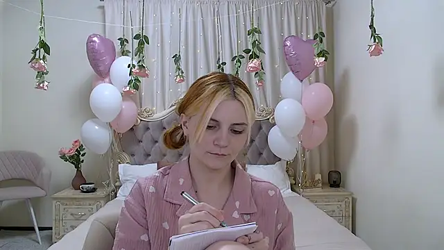 Snapshot of KellyStone chatting on 02/19/25, 02:44 KellyStone online show from 02/19/25, 02:44