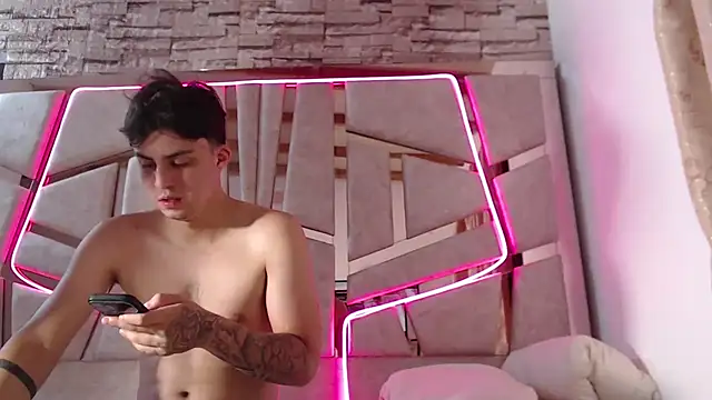 mia and austin online show from 02/01/25, 02:37