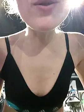 Snapshot of Loujoly_modele chatting on 02/24/25, 03:53 Loujoly modele online show from 02/24/25, 03:53