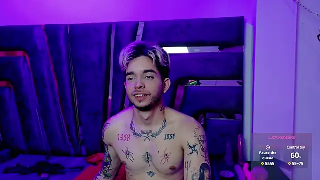 Snapshot of AliceandMax chatting on 03/20/25, 08:19 AliceandMax online show from 03/20/25, 08:19