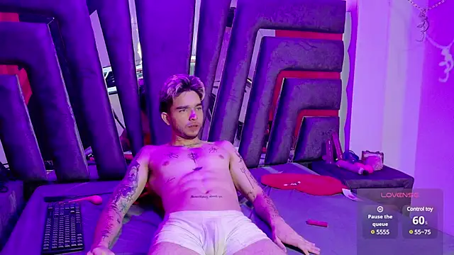 Snapshot of AliceandMax chatting on 03/21/25, 06:29 AliceandMax online show from 03/21/25, 06:29