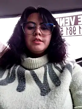 lara moon25 online show from 12/15/25, 07:51