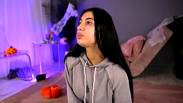 BetsyGonzale online show from 10/28/25, 03:54