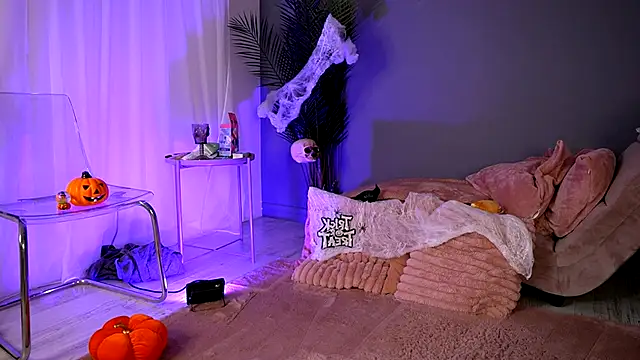 BetsyGonzale online show from 10/30/25, 05:09