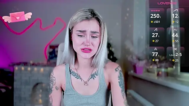 Snapshot of _Ravenaa chatting on 12/20/24, 10:38 Ravenaa online show from 12/20/24, 10:38