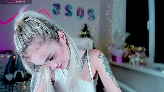 Snapshot of _Ravenaa chatting on 12/23/24, 07:09 Ravenaa online show from 12/23/24, 07:09