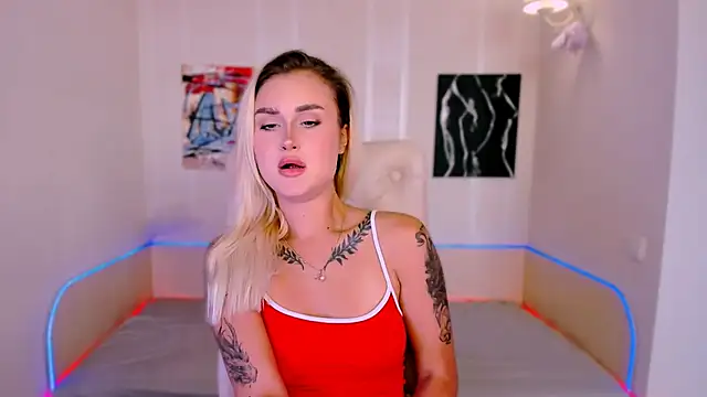 Snapshot of _Ravenaa chatting on 09/19/25, 02:18 Ravenaa online show from 09/19/25, 02:18