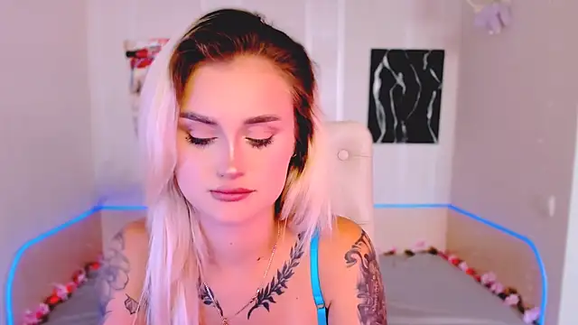 Snapshot of _Ravenaa chatting on 09/29/25, 12:10 Ravenaa online show from 09/29/25, 12:10