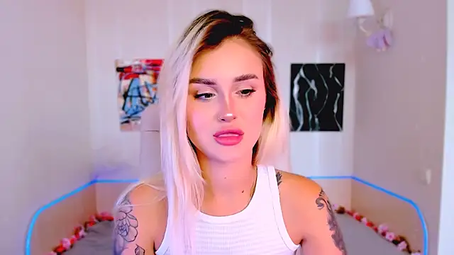 Snapshot of _Ravenaa chatting on 10/04/25, 12:03 Ravenaa online show from 10/04/25, 12:03