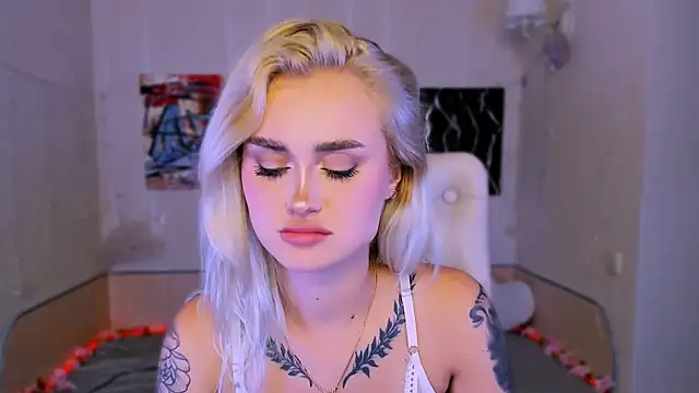 Snapshot of _Ravenaa chatting on 11/07/25, 04:29 Ravenaa online show from 11/07/25, 04:29