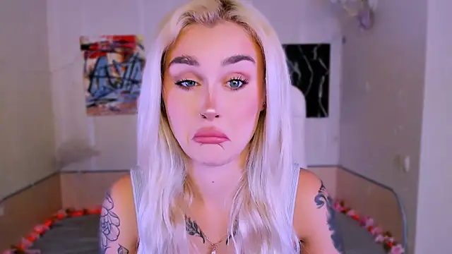 Snapshot of _Ravenaa chatting on 11/15/25, 01:18 Ravenaa online show from 11/15/25, 01:18