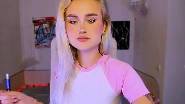 Snapshot of _Ravenaa chatting on 11/24/25, 02:28 Ravenaa online show from 11/24/25, 02:28