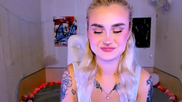 Snapshot of _Ravenaa chatting on 11/29/25, 01:36 Ravenaa online show from 11/29/25, 01:36