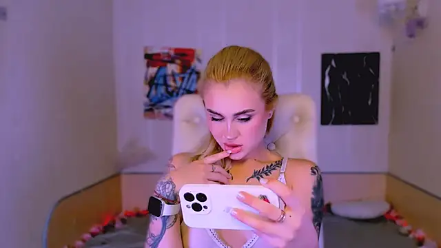 Snapshot of _Ravenaa chatting on 12/17/25, 02:12 Ravenaa online show from 12/17/25, 02:12