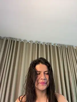 Snapshot of Alice_Biel chatting on 06/20/26, 01:25 Alice Biel online show from 06/20/26, 01:25