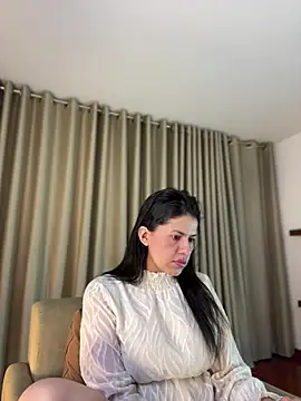 Snapshot of Alice_Biel chatting on 06/21/26, 01:30 Alice Biel online show from 06/21/26, 01:30