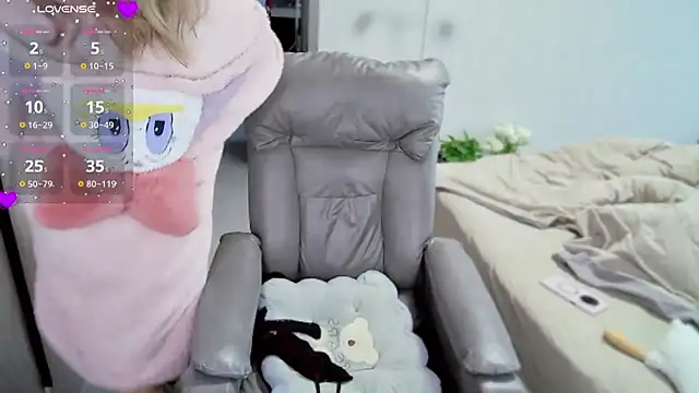 Snapshot of Xiaoyu-G chatting on 03/12/25, 09:02 Xiaoyu-G online show from 03/12/25, 09:02