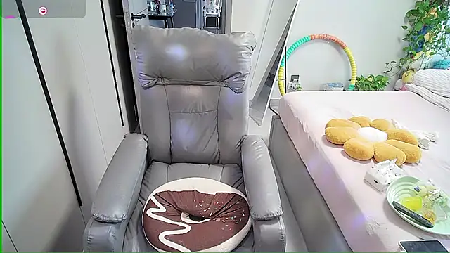 Snapshot of Xiaoyu-G chatting on 09/12/25, 01:06 Xiaoyu-G online show from 09/12/25, 01:06