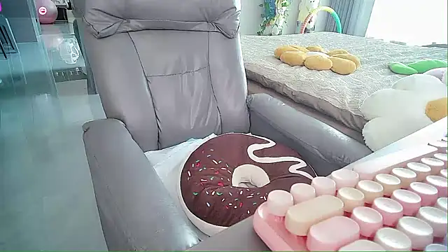 Snapshot of Xiaoyu-G chatting on 10/19/25, 04:35 Xiaoyu-G online show from 10/19/25, 04:35