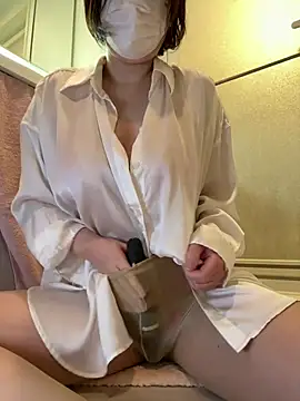 Snapshot of Yukimi- chatting on 03/17/26, 08:45 Yukimi- online show from 03/17/26, 08:45