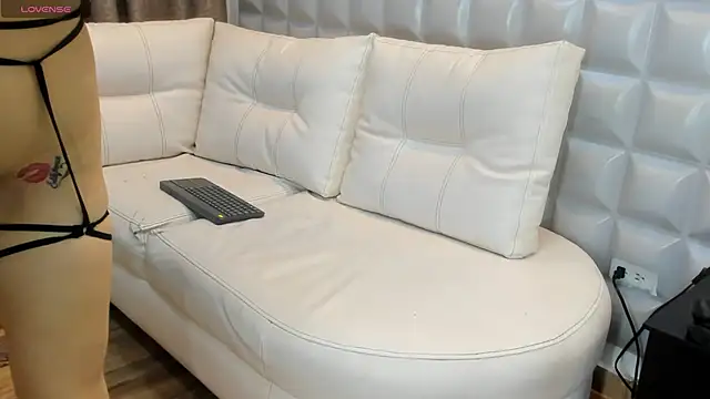 valentinasu1 online show from 02/18/25, 04:16