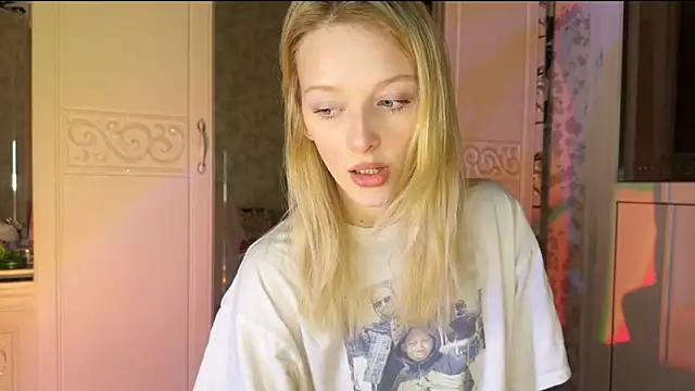 Snapshot of Evvie_Summn1 chatting on 03/02/25, 03:27 Evvie Summn1 online show from 03/02/25, 03:27