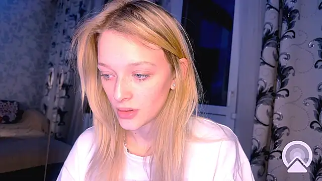 Snapshot of Evvie_Summn1 chatting on 03/02/25, 07:23 Evvie Summn1 online show from 03/02/25, 07:23