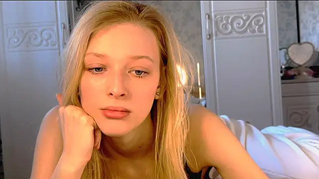 Snapshot of Evvie_Summn1 chatting on 03/23/25, 03:32 Evvie Summn1 online show from 03/23/25, 03:32