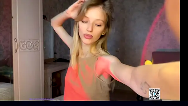 Snapshot of Evvie_Summn1 chatting on 09/28/25, 05:57 Evvie Summn1 online show from 09/28/25, 05:57