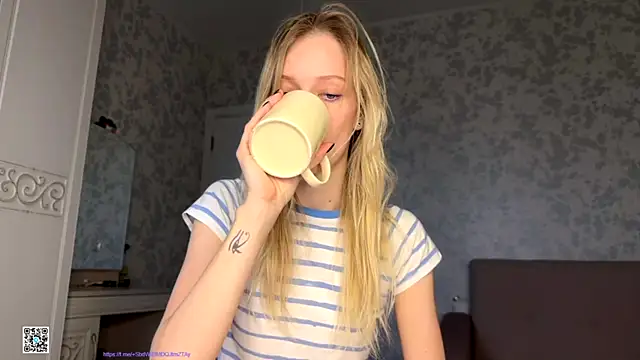 Snapshot of Evvie_Summn1 chatting on 10/11/25, 12:47 Evvie Summn1 online show from 10/11/25, 12:47