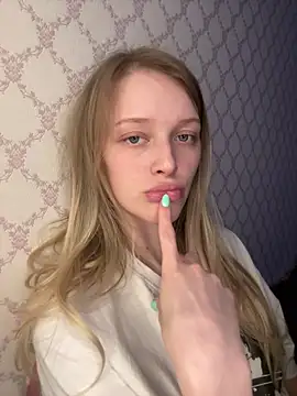 Evvie Summn1 online show from 04/24/26, 03:36