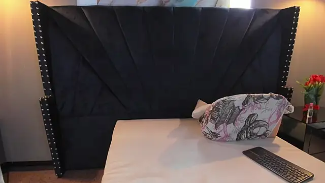 MAHIASMITH13 online show from 11/27/25, 01:24