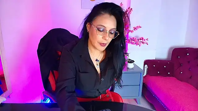 Snapshot of Zuzana21 chatting on 06/18/26, 01:04 Zuzana21 online show from 06/18/26, 01:04