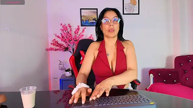 Snapshot of Zuzana21 chatting on 06/27/26, 01:17 Zuzana21 online show from 06/27/26, 01:17