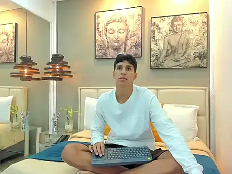 Snapshot of kieran_derek chatting on 10/29/25, 03:31 kieran derek online show from 10/29/25, 03:31