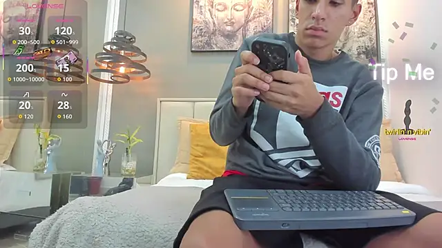 Snapshot of kieran_derek chatting on 11/18/25, 03:34 kieran derek online show from 11/18/25, 03:34