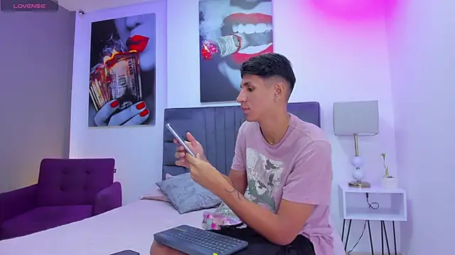 Snapshot of kieran_derek chatting on 11/23/25, 03:17 kieran derek online show from 11/23/25, 03:17